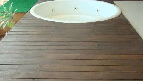Deck de madeira ao redor de banheira externa